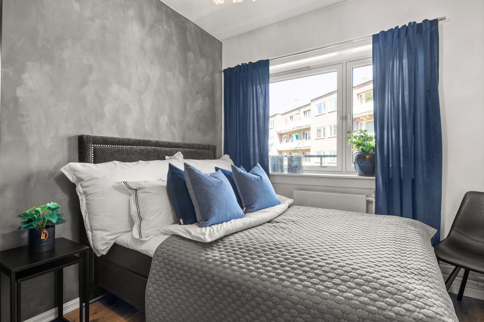 God plass til dobbeltseng og tilhørende nattbord. Galleribilde