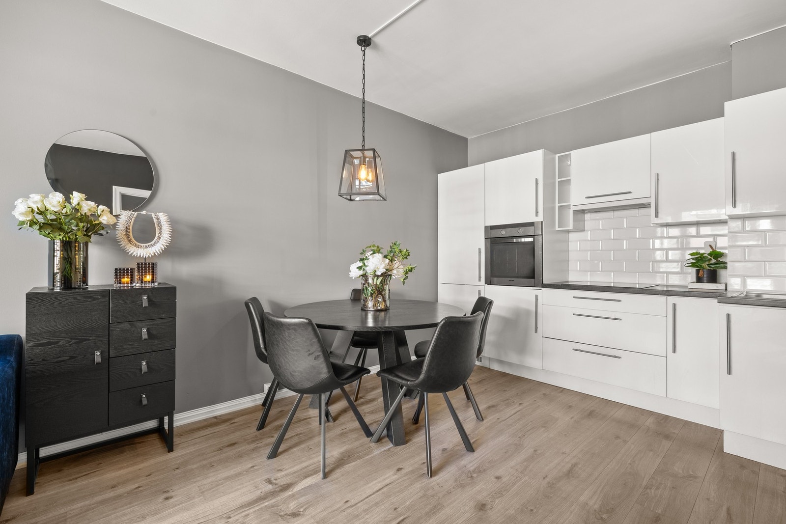 Den åpne løsningen mellom stuen og kjøkkenet gir et luftig uttrykk. Galleribilde