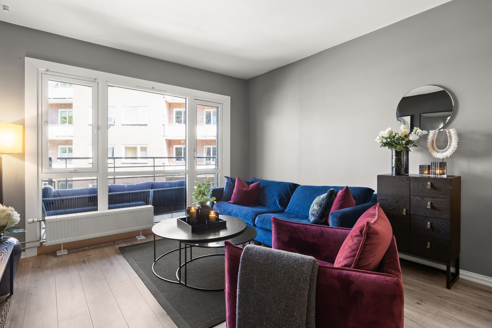 Innvendig er leiligheten lys og innbydende. Galleribilde