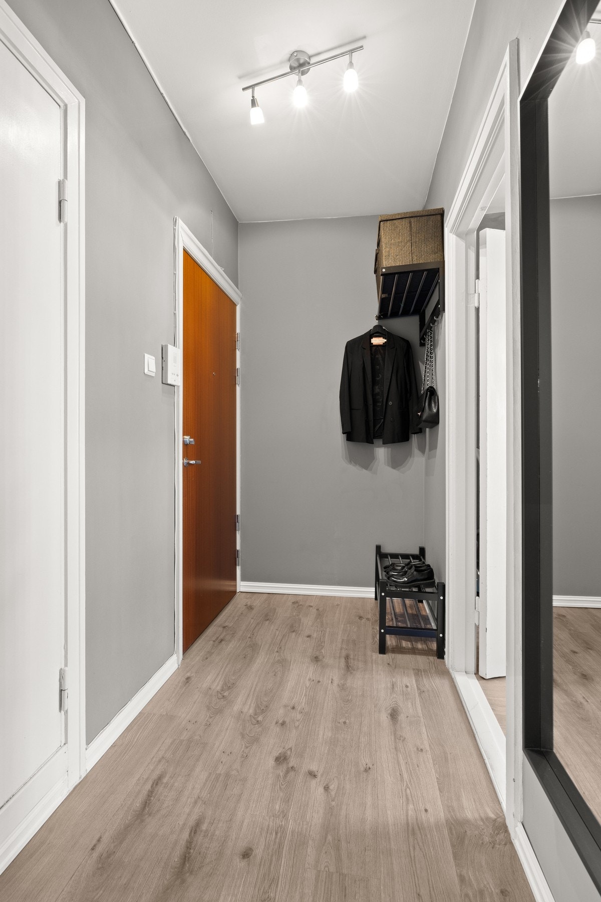 Trivelig entré som gir et godt førsteinntrykk av leiligheten. Galleribilde