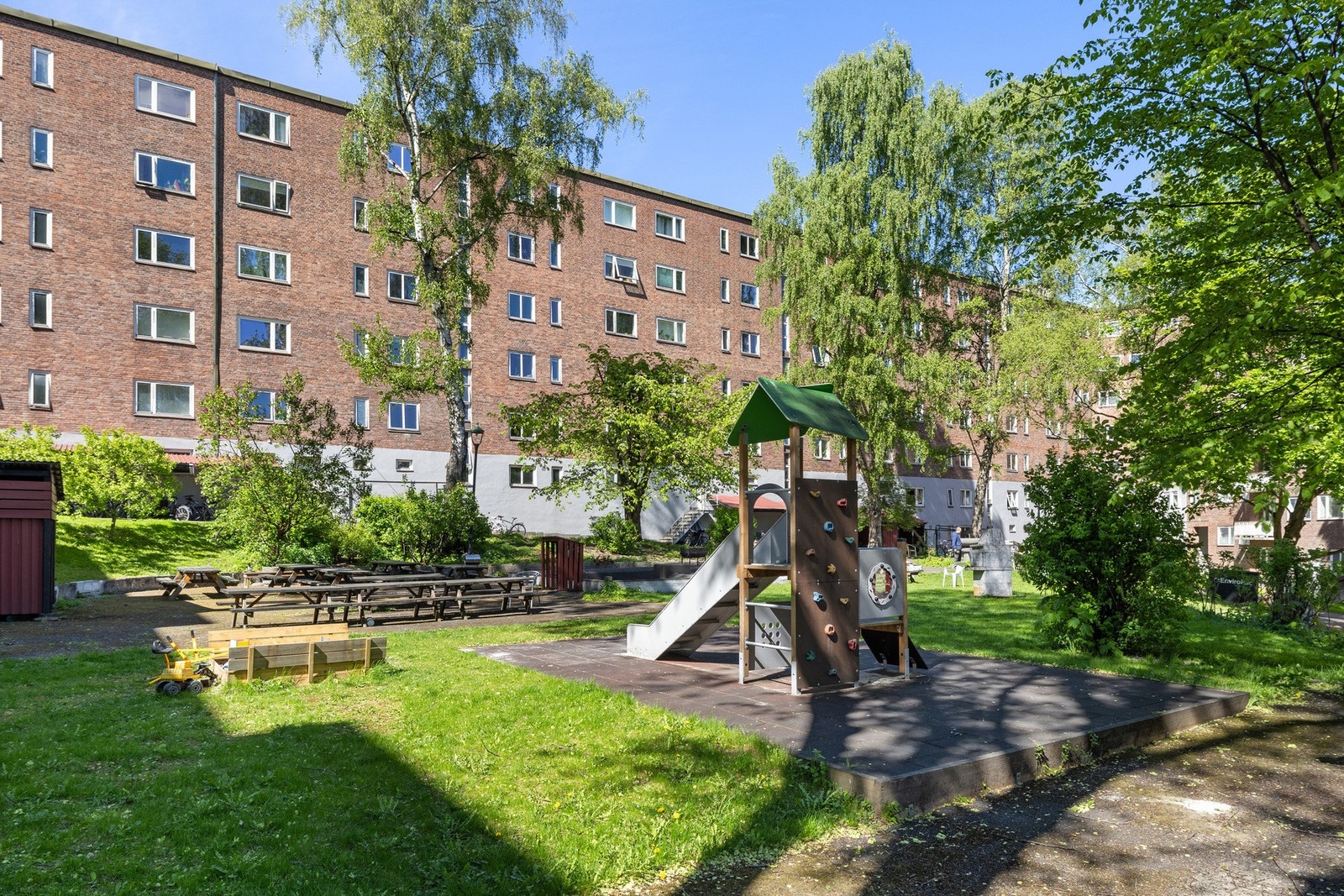 Grønn og frodig felles bakgård. Galleribilde