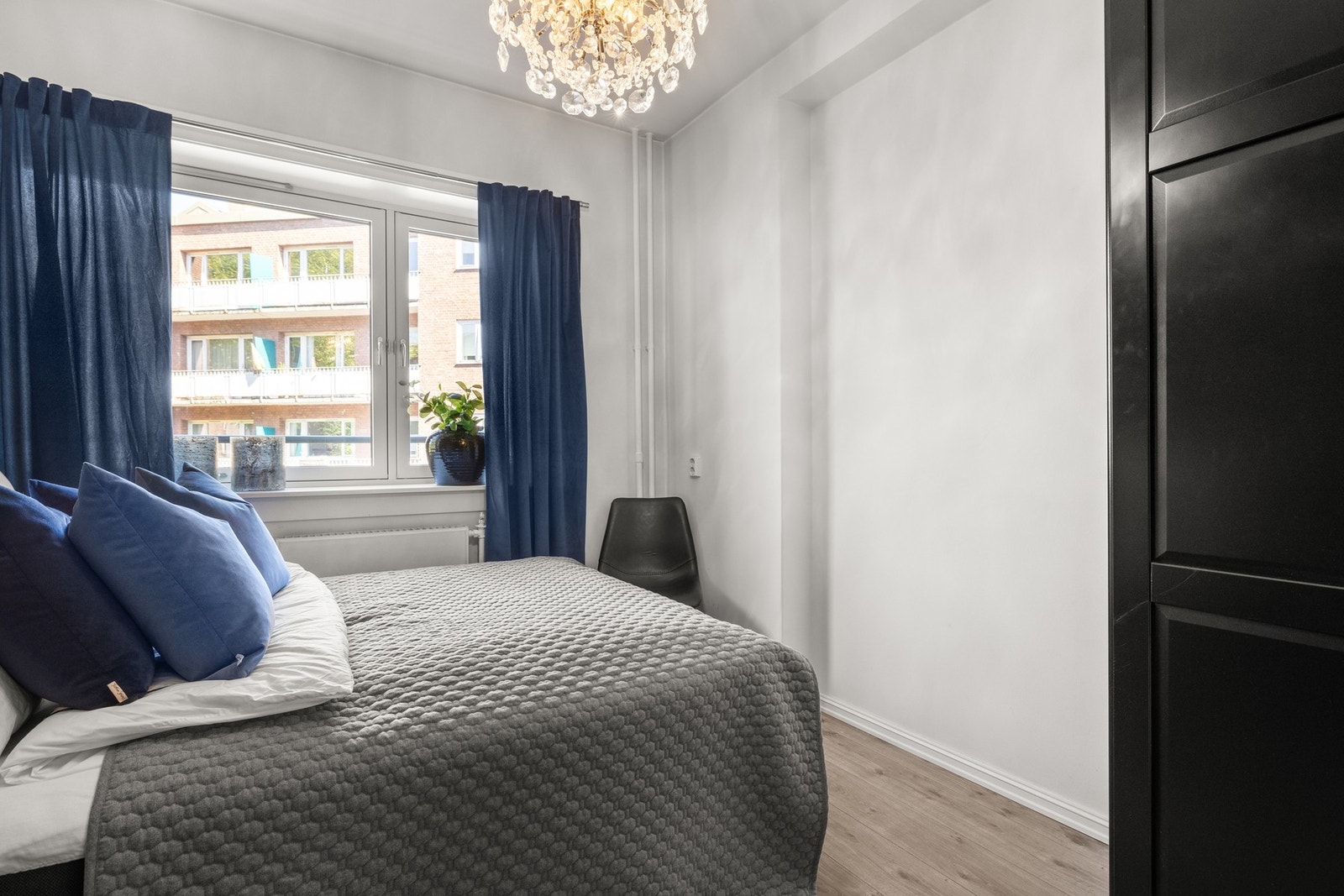 Oppvarming i leiligheten via radiatorer tilknyttet felles sentralvarmeanlegg. Leiligheten har også felles varmtvann. Galleribilde