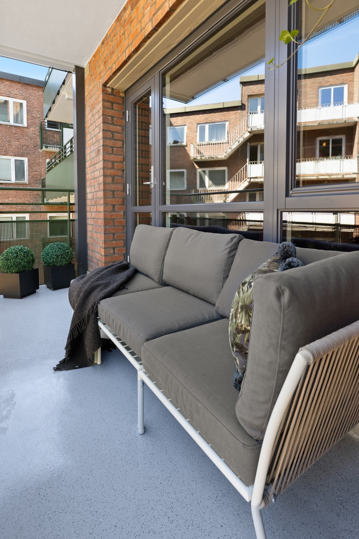 Balkongen har god plass til ønsket møblement. Her kan man nyte morgen- og formiddagssol (ca. kl. 8-13.00). Galleribilde