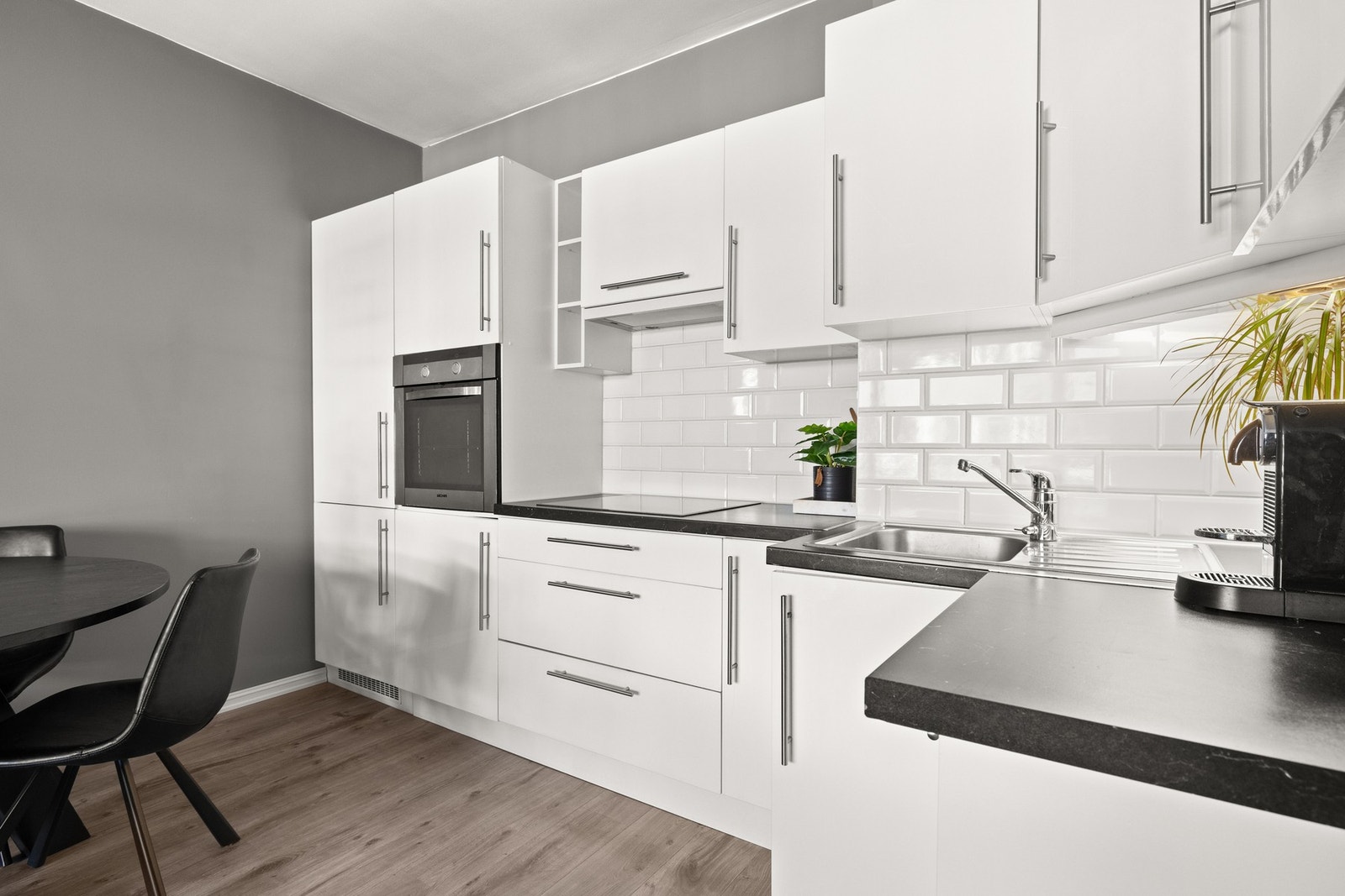 Integrerte hvitevarer gir kjøkkenet et flott helhetsuttrykk, og medfølger salget. Galleribilde