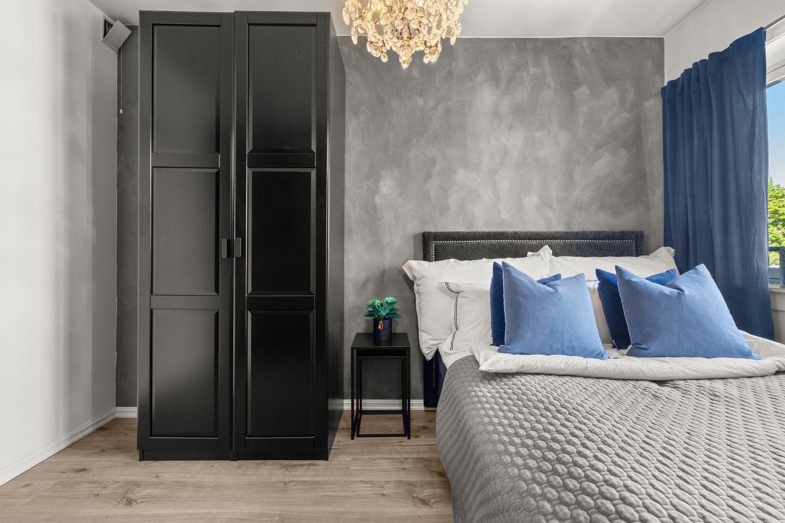 Det er også rikelig med oppbevaringsplass i medfølgende garderobeskap. Galleribilde