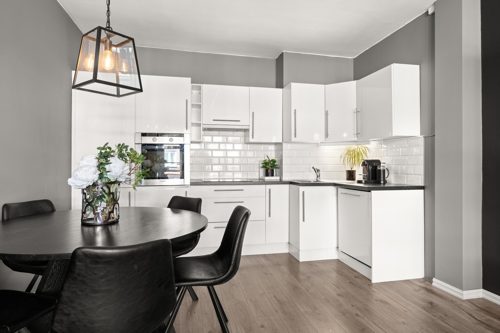 Innredningen har en fin kombinasjon av skap- og benkeplass for både oppbevaring og matlaging. Galleribilde