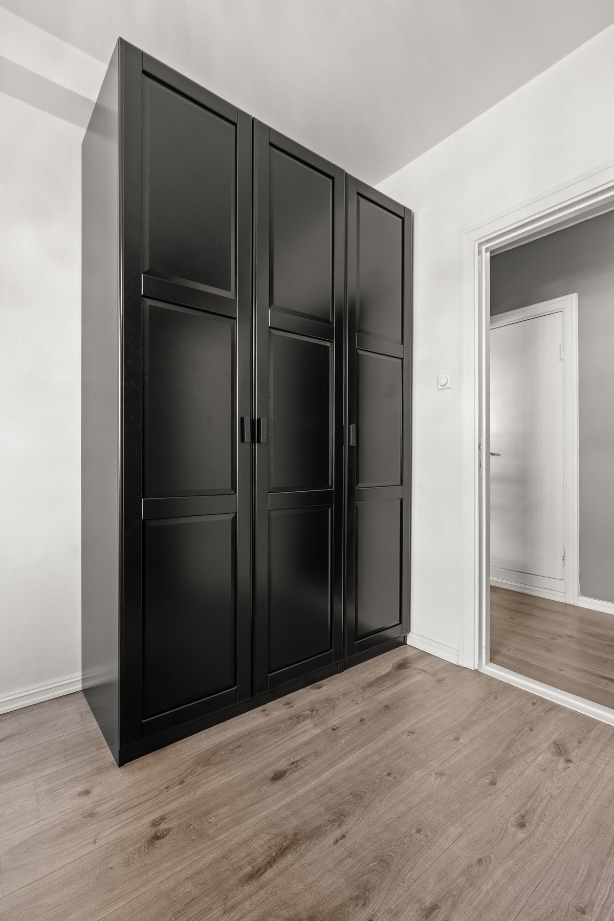 To garderobeskap på soverommet gir godt med oppbevaringsplass. Galleribilde