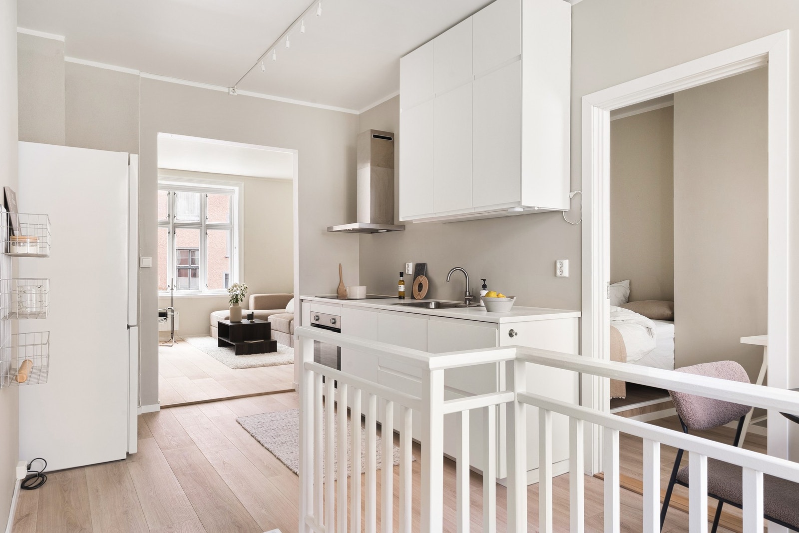 Det moderne kjøkkenet fra IKEA ble installert i 2023 og fremstår stilrent med hvite, glatte fronter. Galleribilde