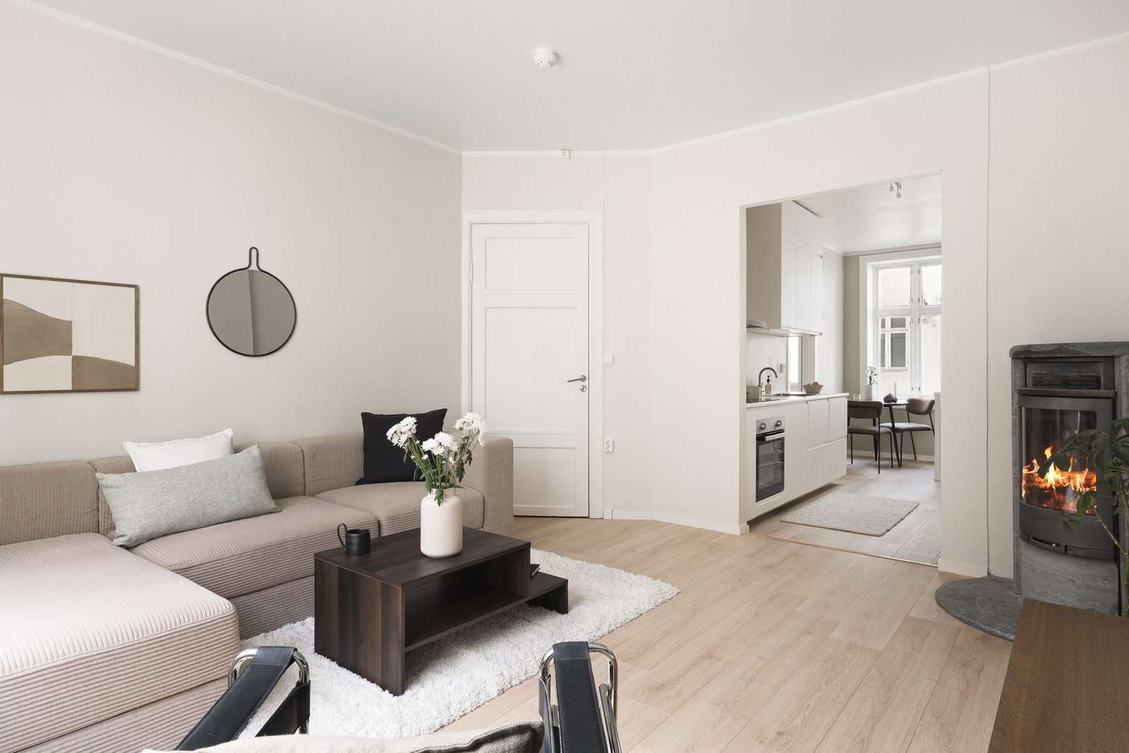 Kjernen i boligen består av en lys og luftig stue på 17 kvm! Galleribilde
