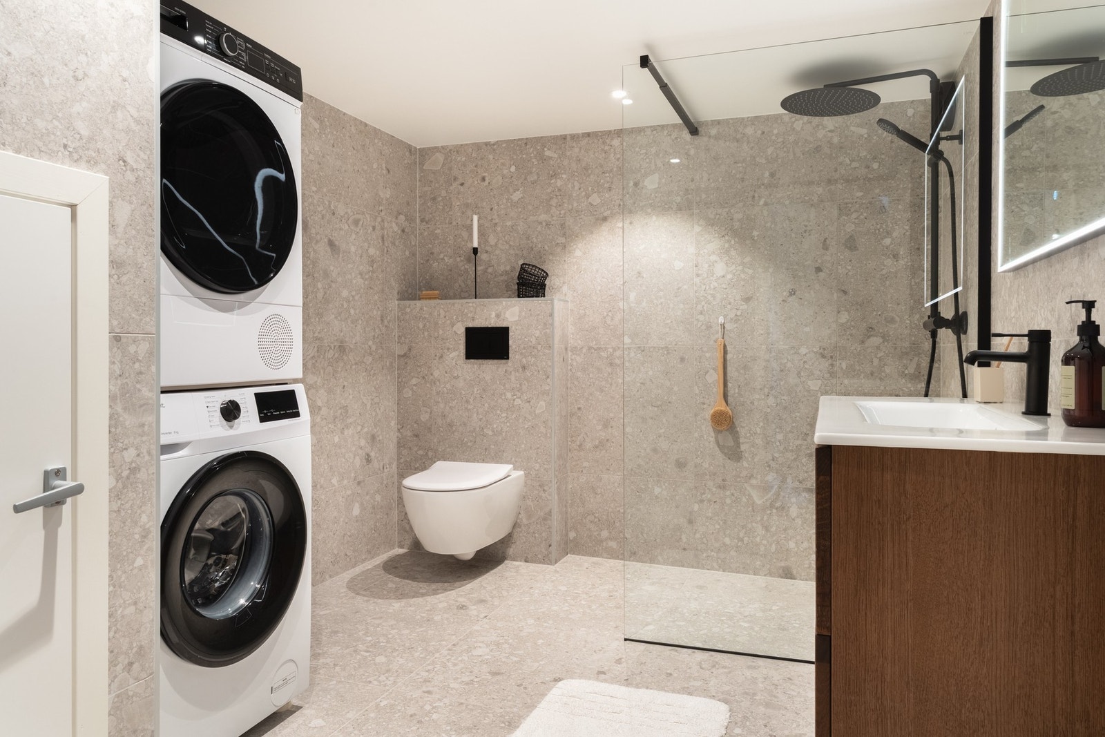 Badet ble totalrenovert i 2024 og fremstår meget moderne og funksjonelt. Galleribilde
