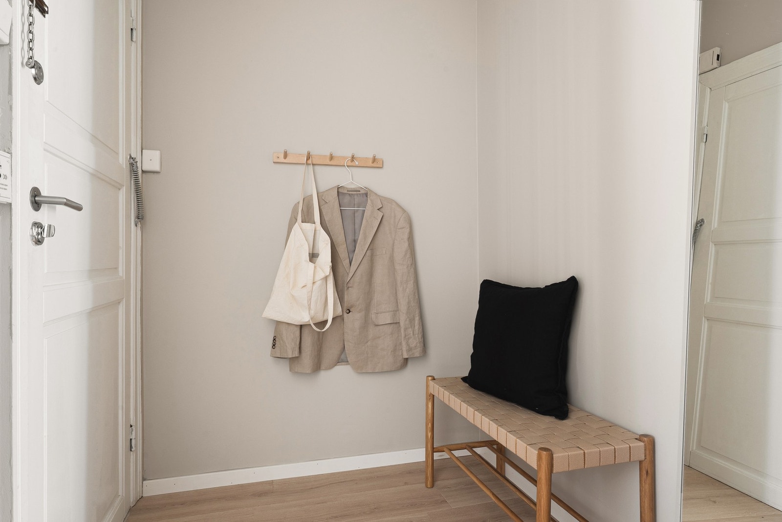 Leiligheten gir et solid førsteinntrykk med en romslig entré som har god plass til oppbevaring av yttertøy og sko. Galleribilde