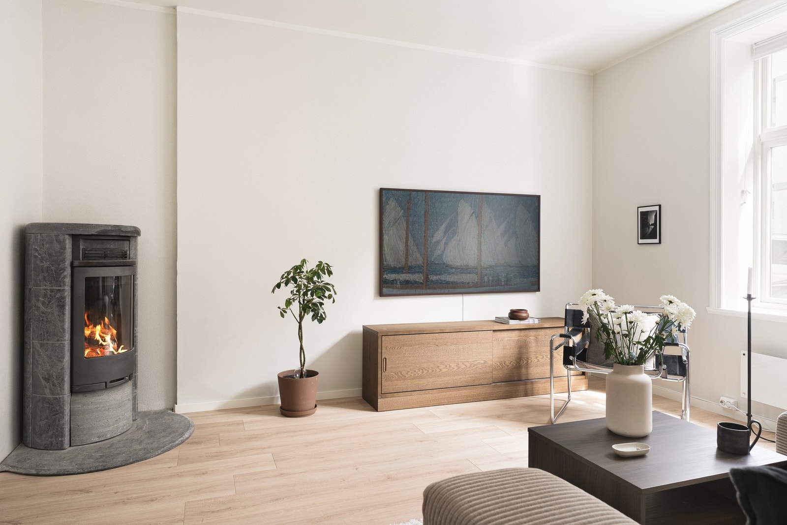 Rommet er enkelt å møblere med plass til både sofagruppe, og medieoppsett. Galleribilde