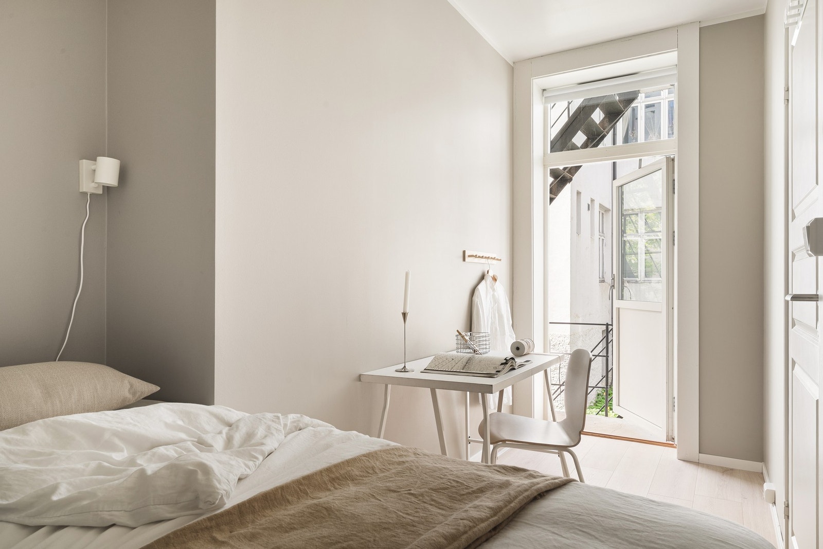 Fra soverommet har du utgang til en hyggelig bakgård. Galleribilde