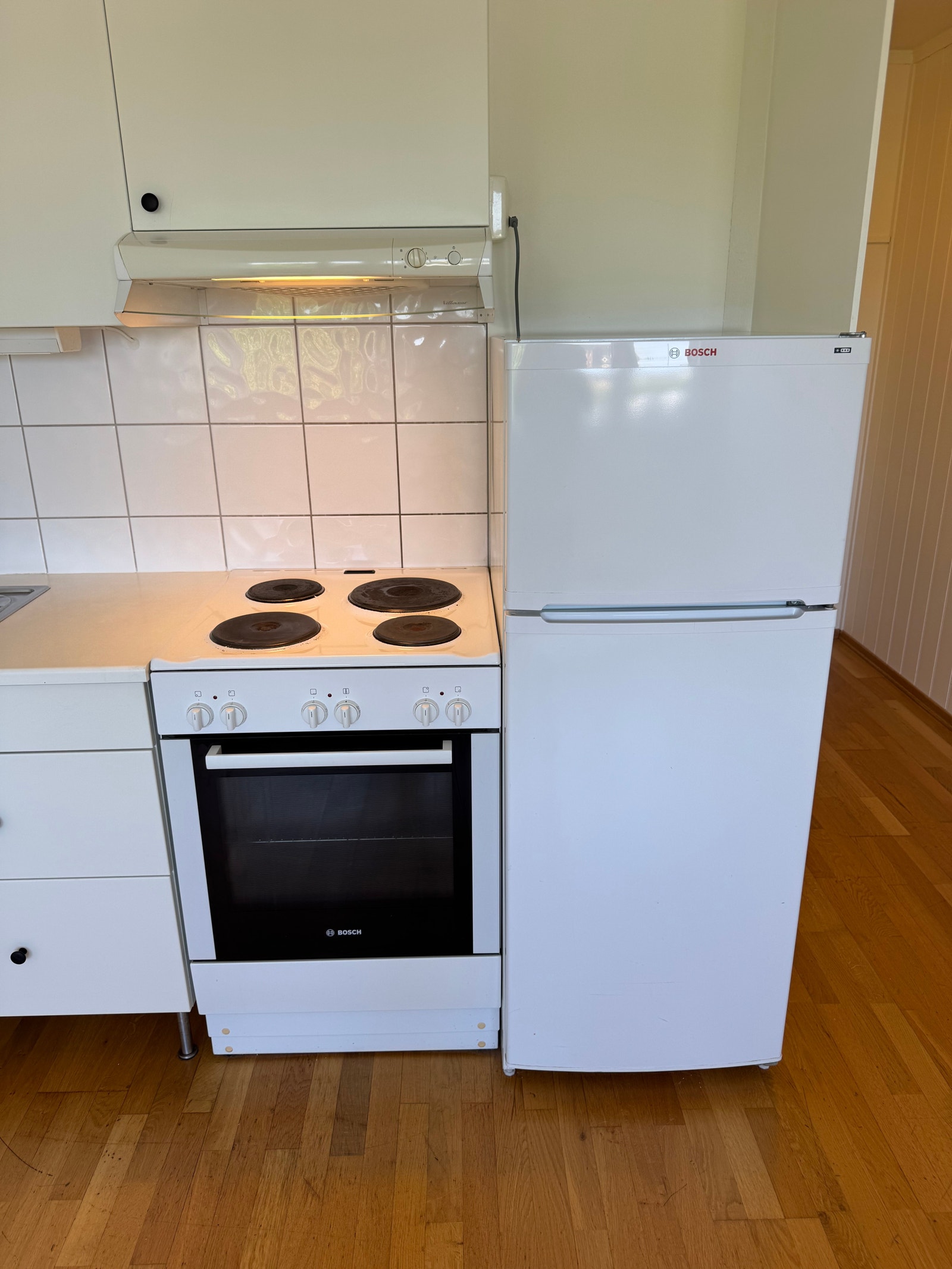 Kjøkkenet inkluderer ovn, platetopp, kjøl og frys. Galleribilde