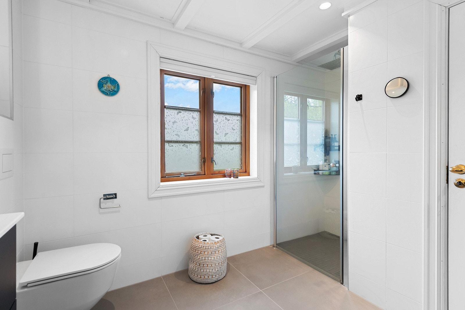 Badet har både badekar og dusj. Galleribilde