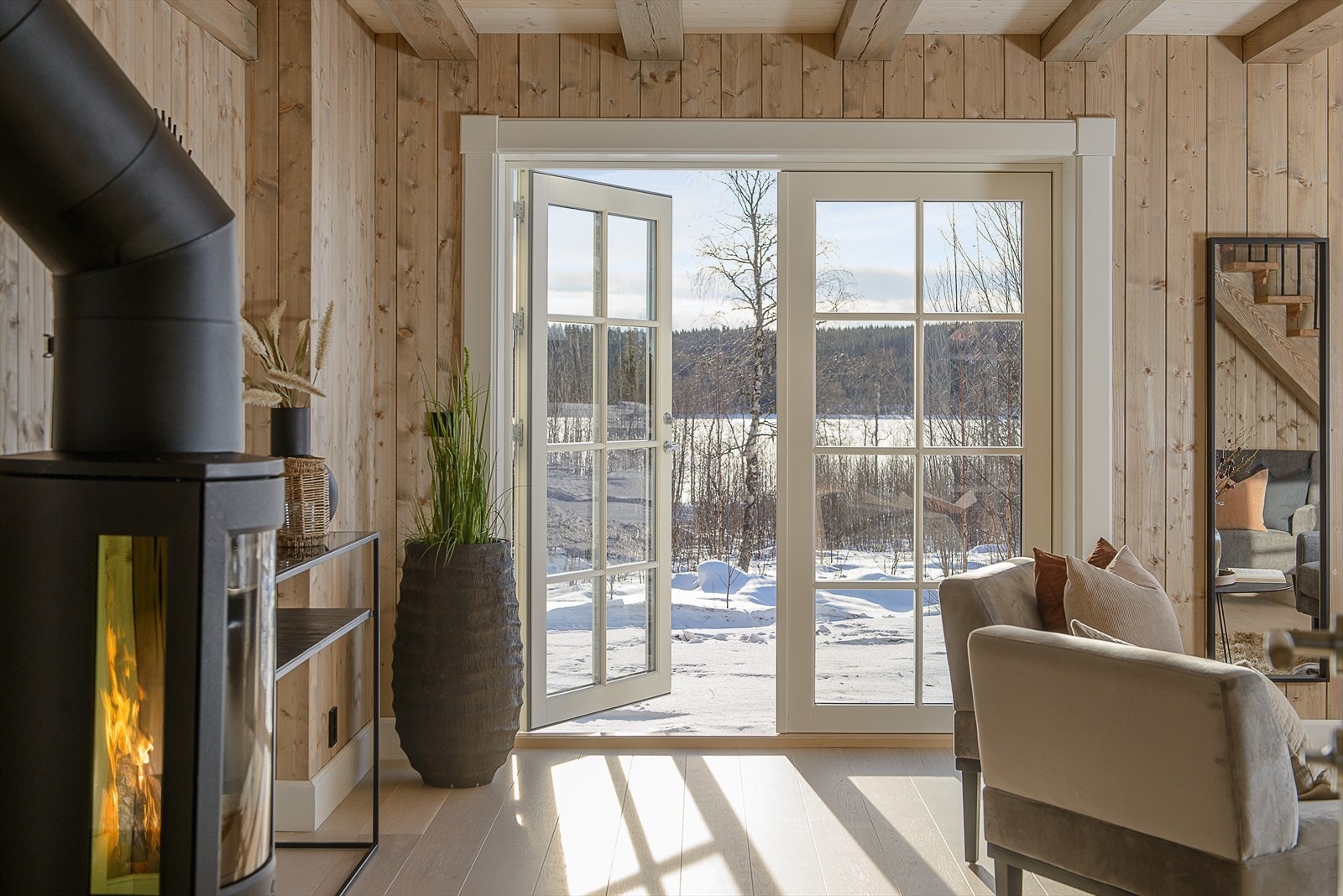 Dobbel dør ut til uteplassen og den flotte utsikten mot vannet. Galleribilde