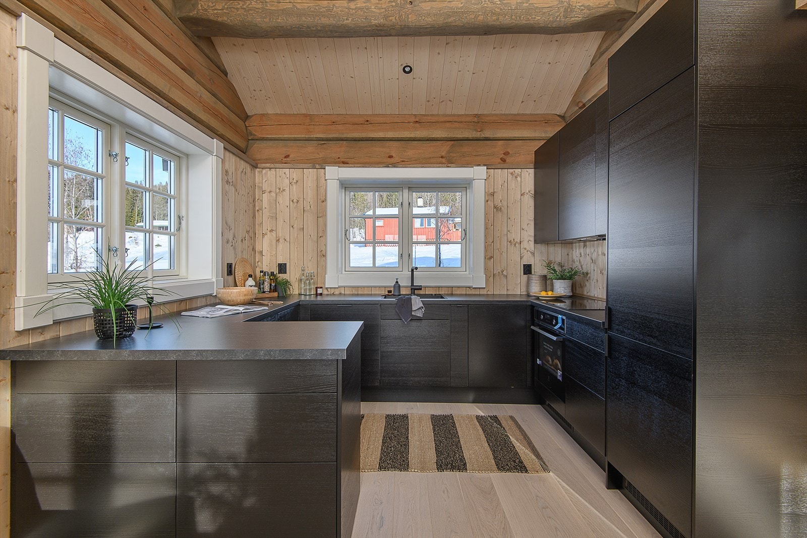 Elegant, stram og moderne innredning i svart utførelse. Rikelig med skap-og benkeplass. Galleribilde