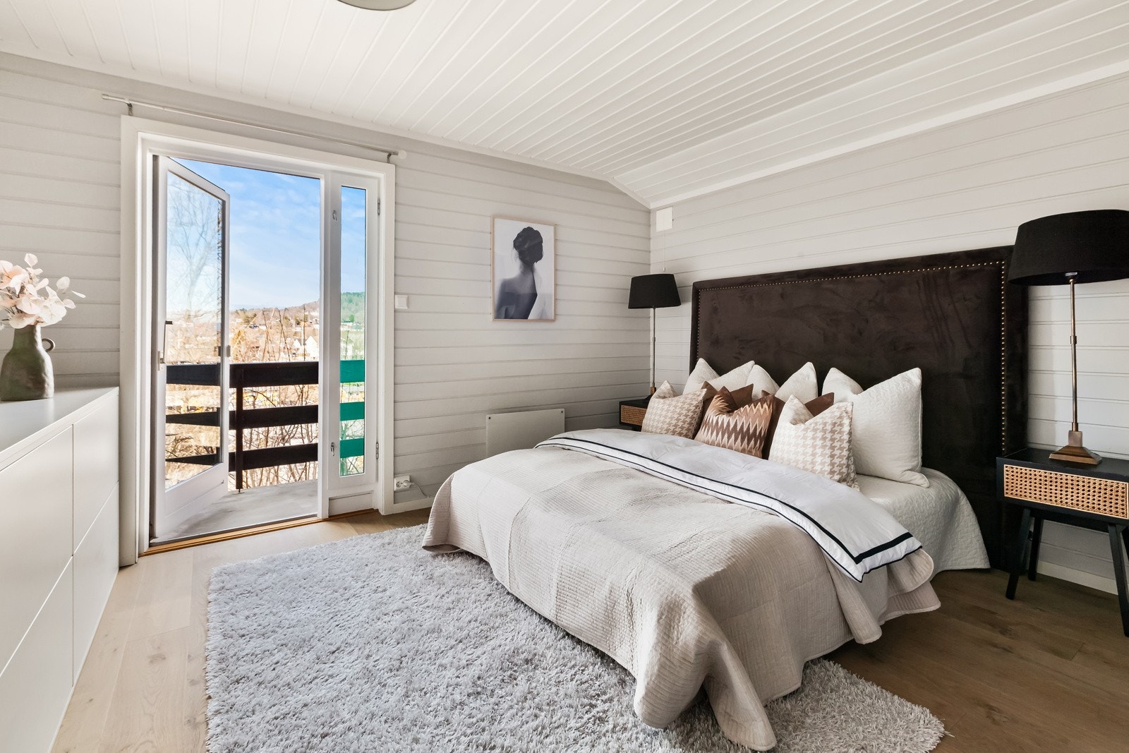 Det er god plass til dobbeltseng med tilhørende nattbord. Galleribilde