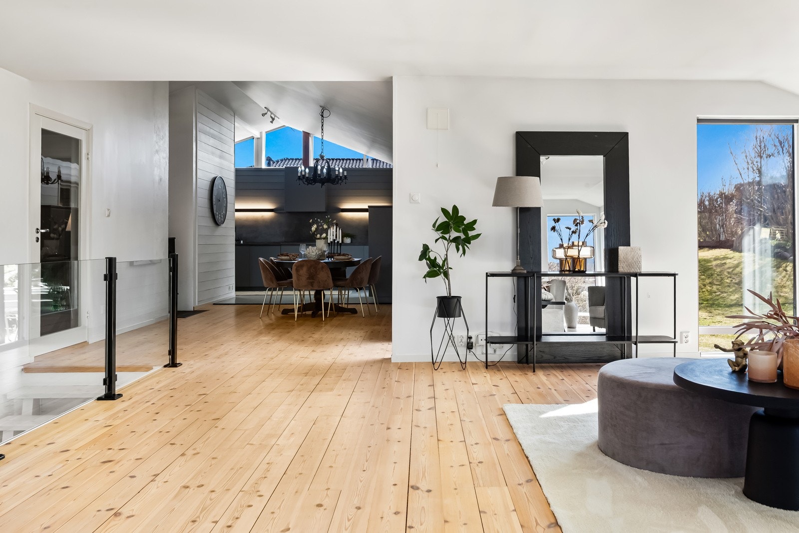 Stuen har flott originalt furugulv. Galleribilde