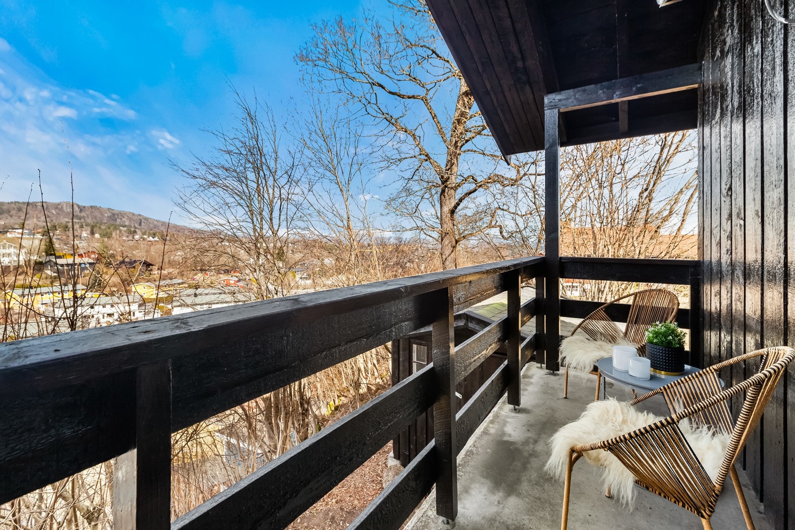 Fra hovedsoverommet er det utgang til en overbygget balkong. Galleribilde