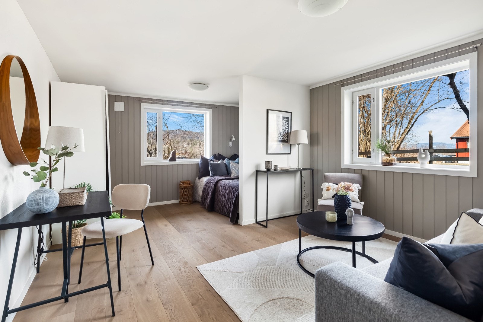 I underetasjen finner vi også to gode soverom. Dette var opprinnelig to rom som er slått sammen. I dag er dette et hyggelig ungdomsrom med god plass til å ha venner på besøk. Galleribilde