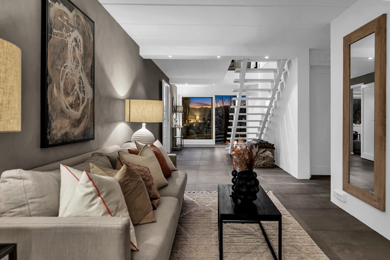 Fra kjellerstuen kan man gå rett ut i hagen. Galleribilde