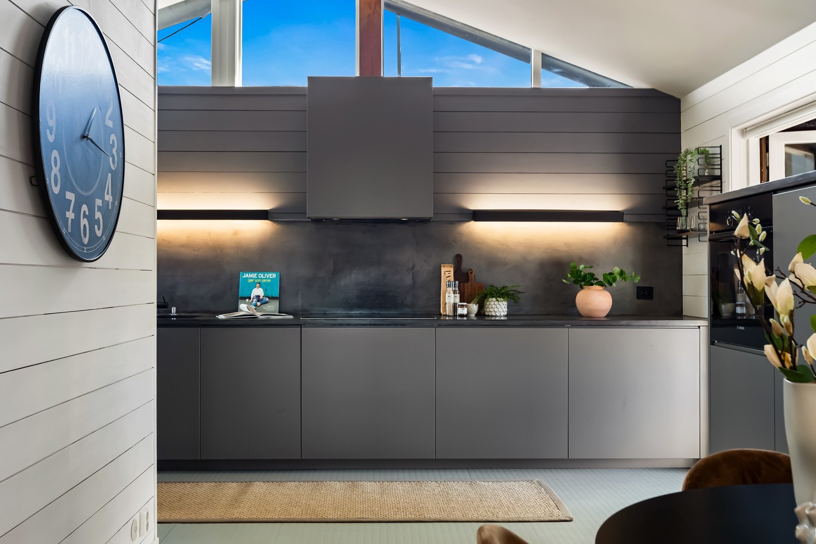 Huset har en svært god, gjennomtenkt og effektiv planløsning med store åpne sosiale soner. Galleribilde