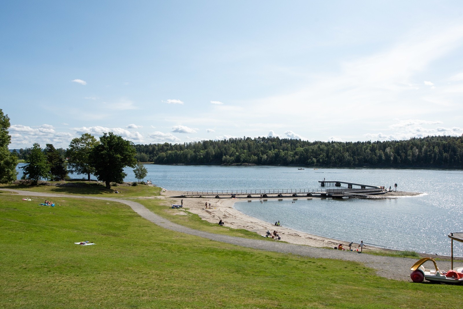 Idylliske Hvalstand ligger ikke langt unna. Her kan varme sommerdager nytes. Galleribilde