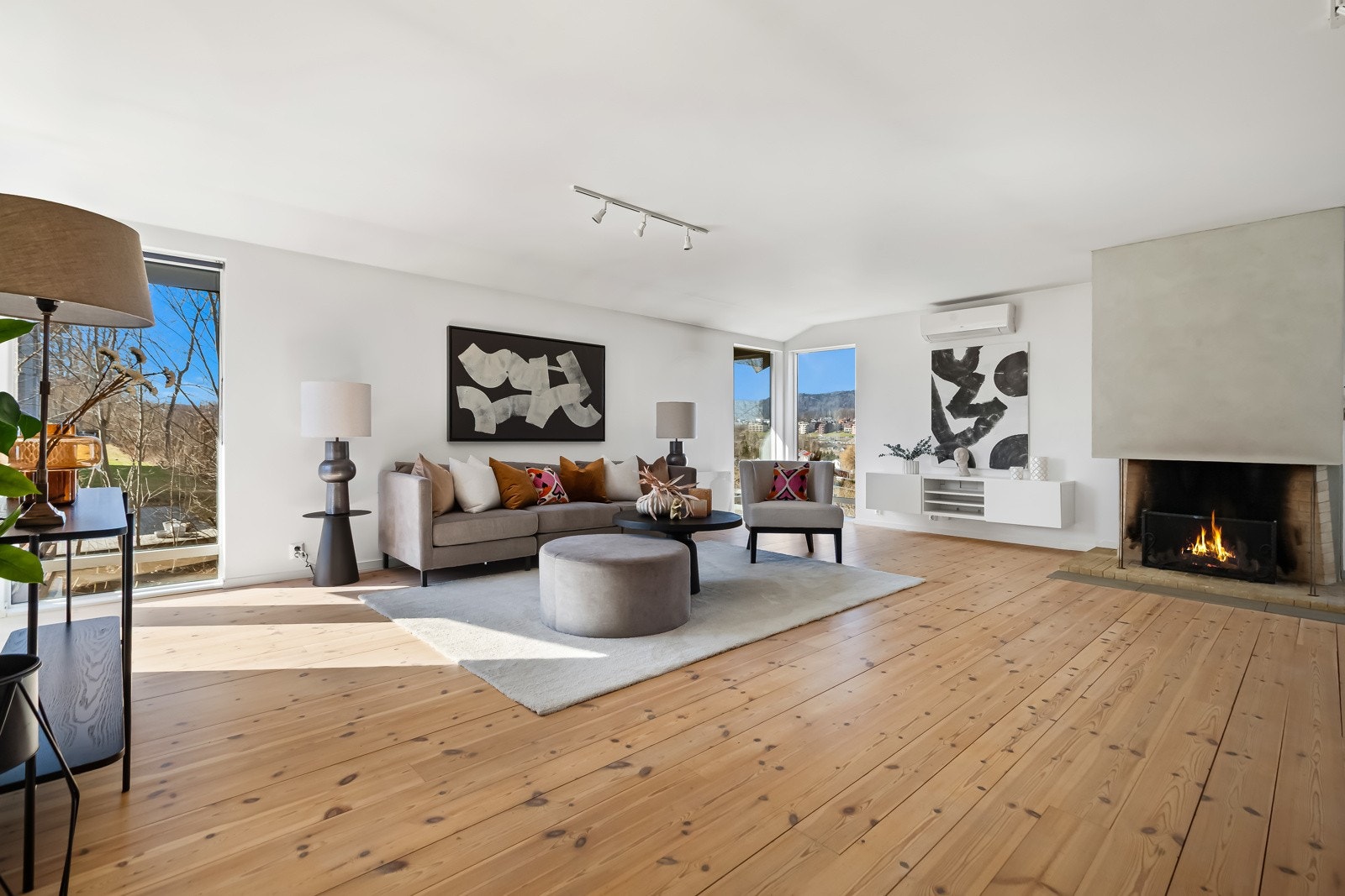 Stuen har mange innredningsmuligheter og plass til flere sittegrupper. Galleribilde