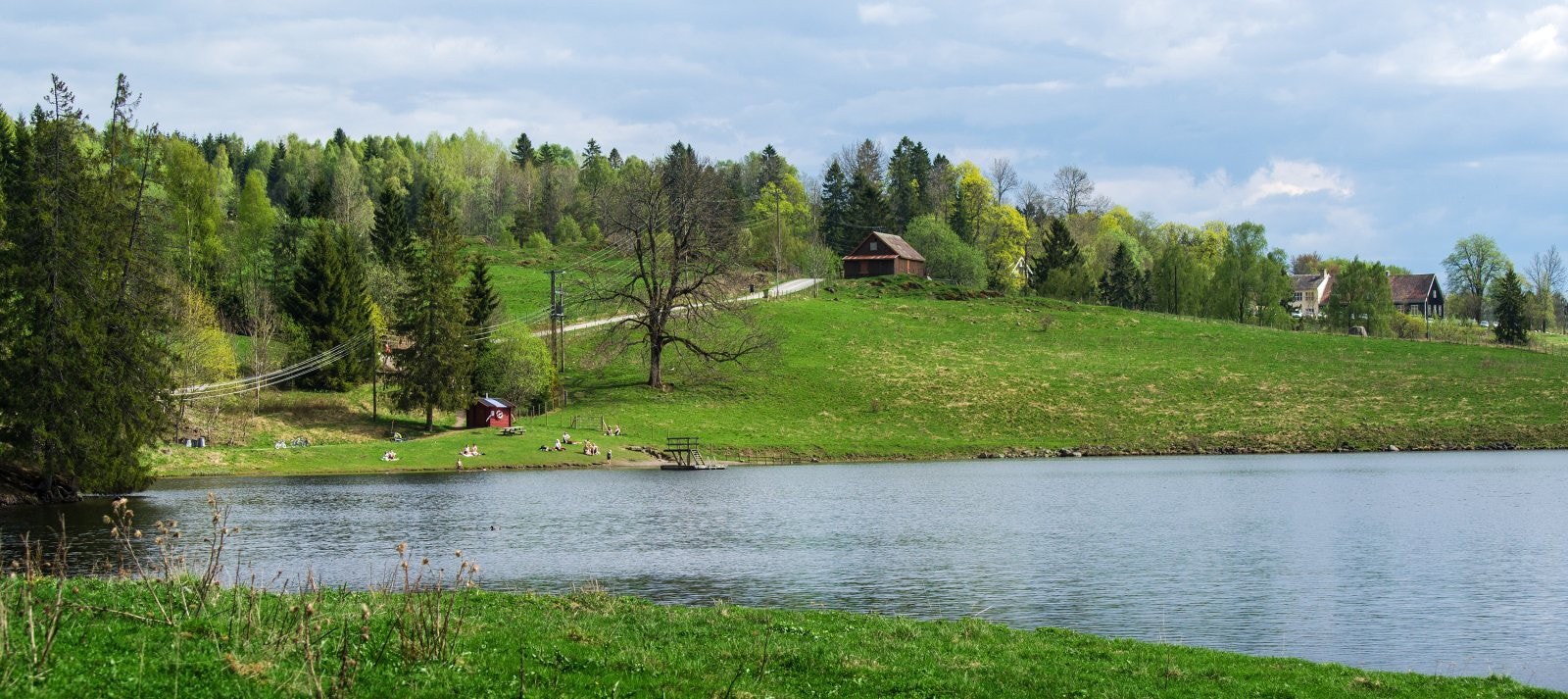 Semsvannet er et meget populært utfartssted. Her går, sykler og løper folk rundt vannet. Etter en tur rundt vannet kan man nyte en vaffel og en kaffekopp på Nakuhel café. Galleribilde