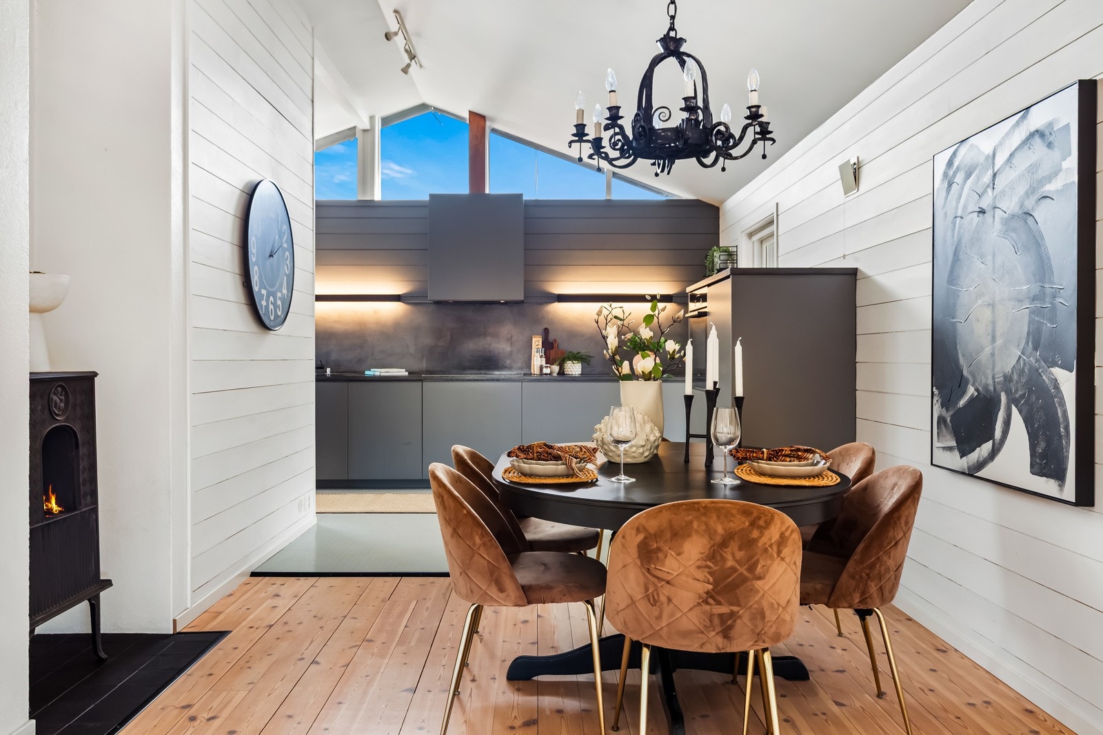 Boligens åpne planløsning gjør at de ulike sonene glir naturlig over i hverandre og skaper et åpent og sosialt hjem. Galleribilde