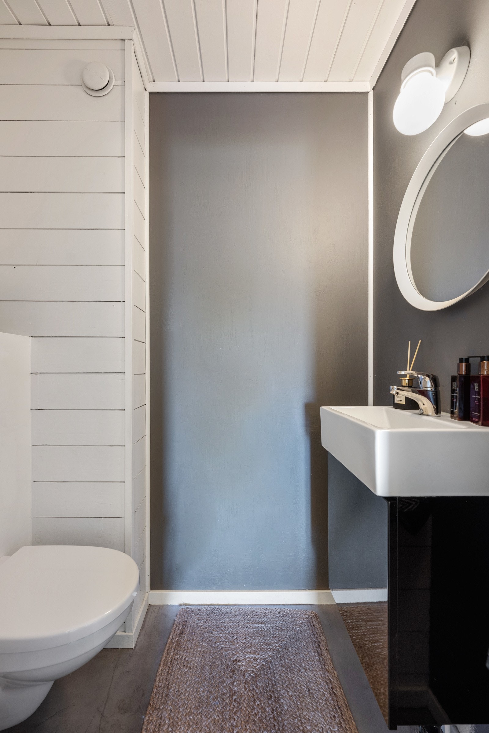 Fra entreen er det adkomst til et flott toalett, perfekt når det kommer gjester på besøk. Galleribilde