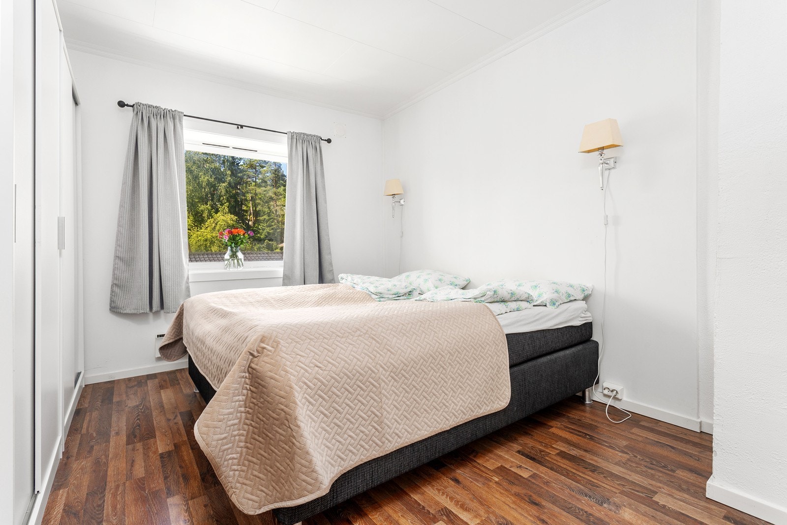 Lyst soverom nr. 2 med garderobeskap. Galleribilde