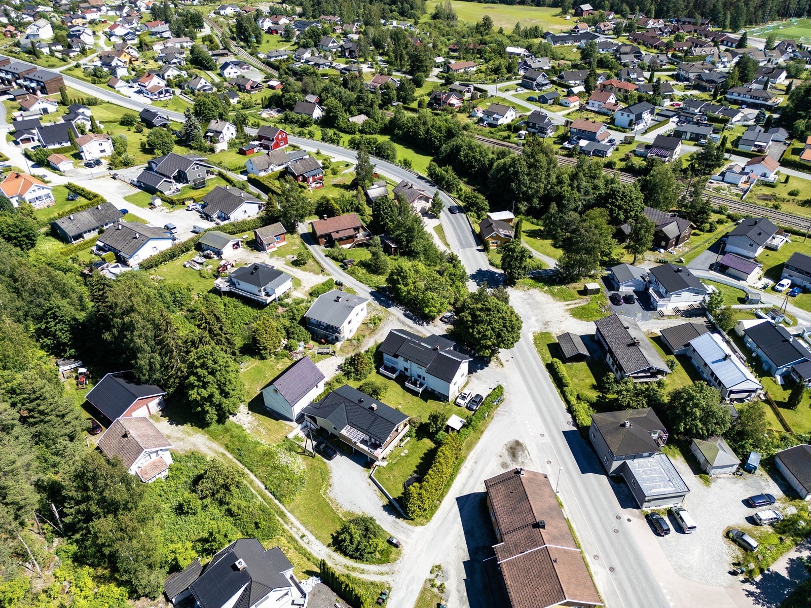 Gangavstand til barnehage, badeplass, restaurant, Furumo idrettspark med helårs turstier, kunstisbane, hundepark og svømmehall. Galleribilde