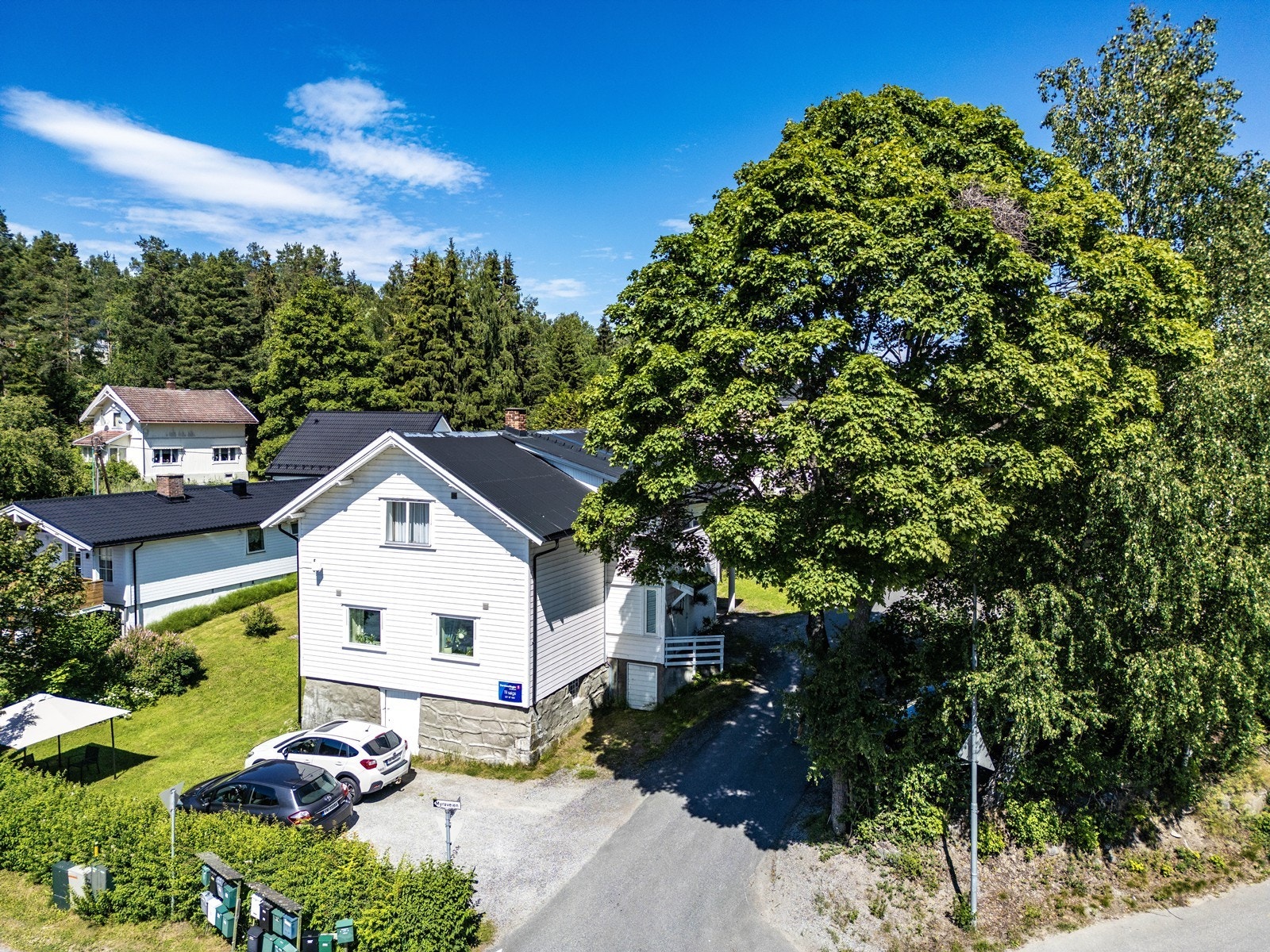 Leiligheten har parkering på sameiets felles parkeringsplass. Galleribilde