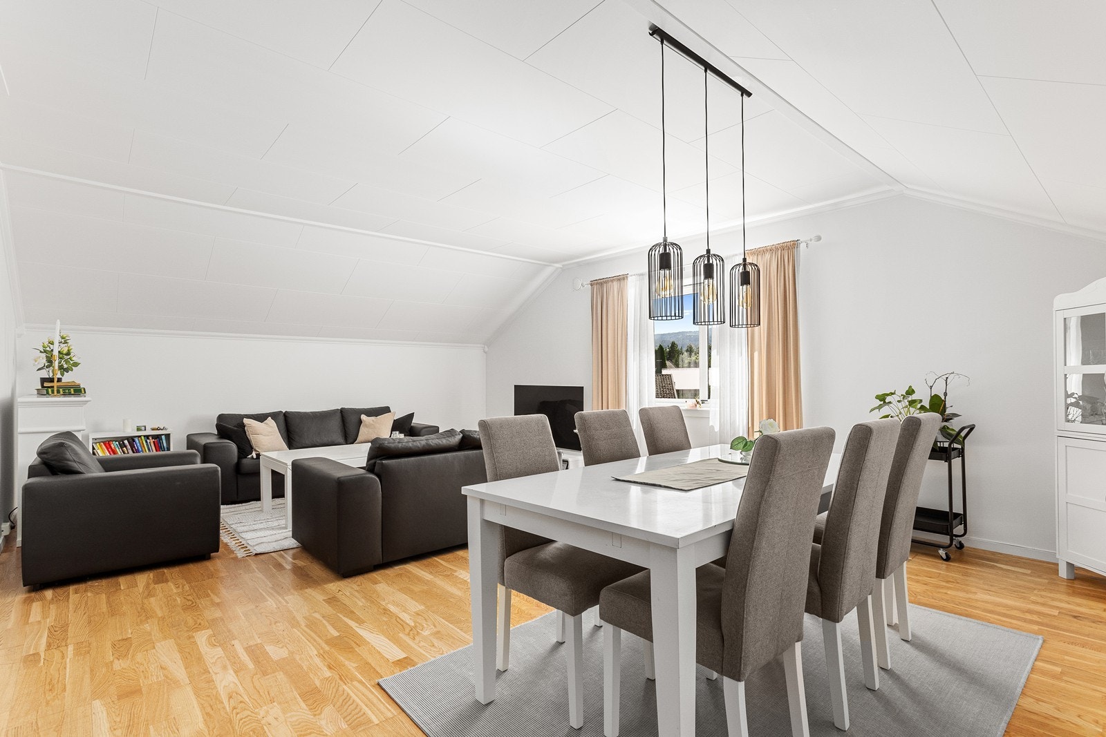 Vinduer på 2 sider gir fint med naturlig gjennomlys. Galleribilde