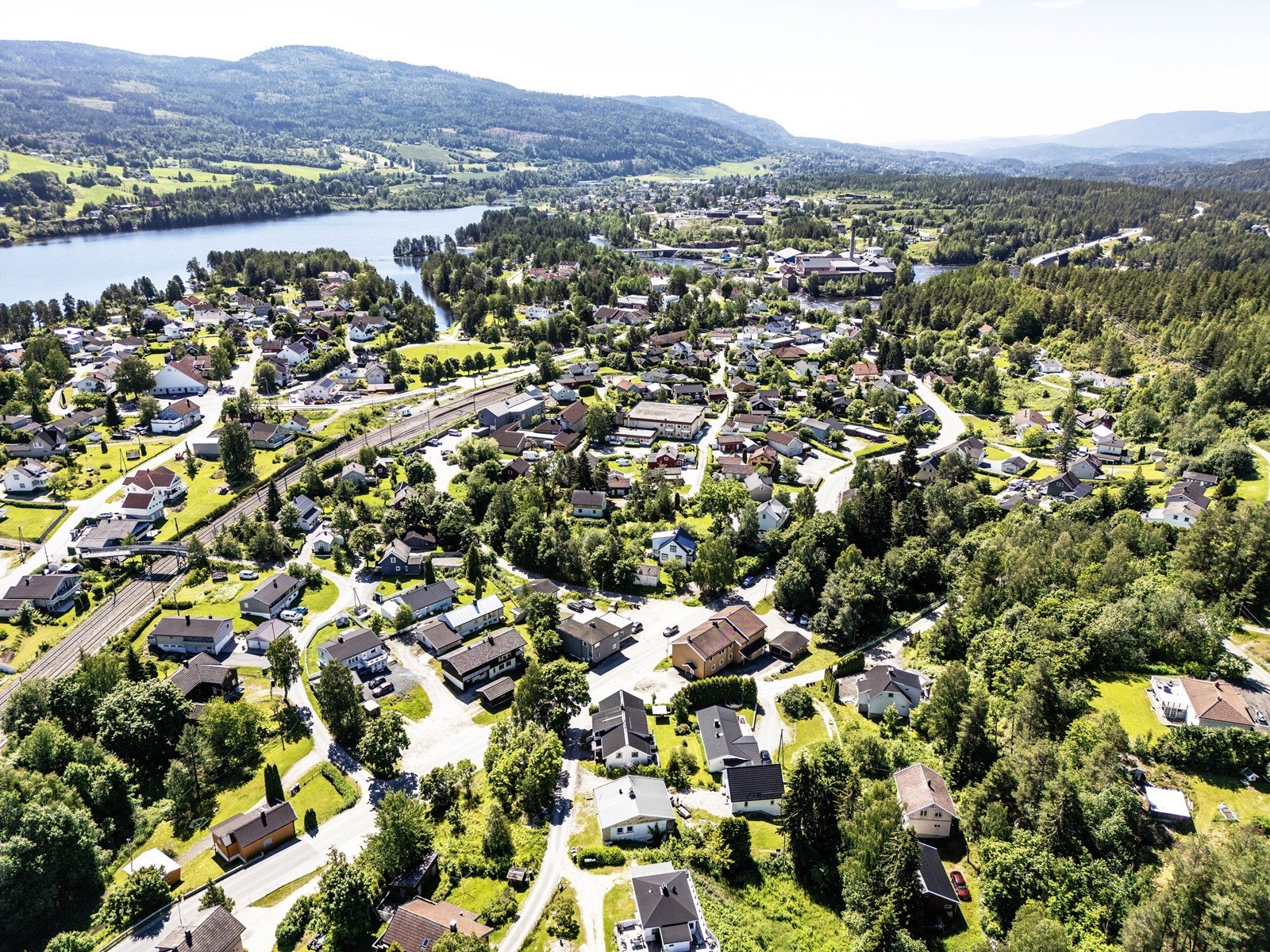 Hyggelig selveierleilighet i toppetasjen på 106 m2 m/romslig stue og kjøkken, samt 3 soverom. Galleribilde