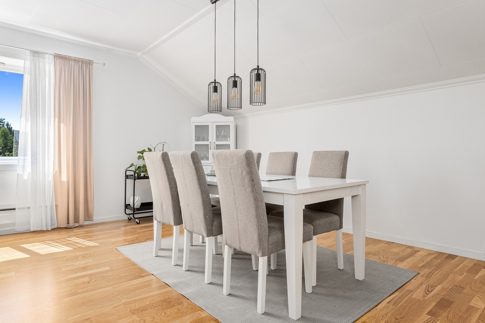 Det er god plass til både spisebord og sofagruppe. Galleribilde