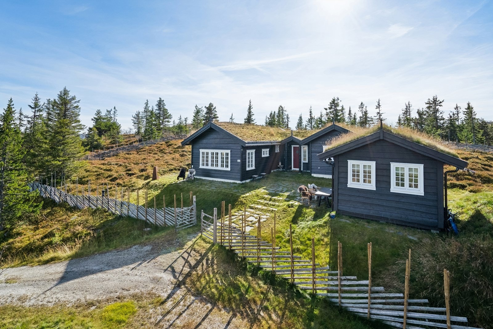 Hytta ligger solrikt og flott til med umiddelbar nærhet til fine turområder både sommer som vinter. Galleribilde