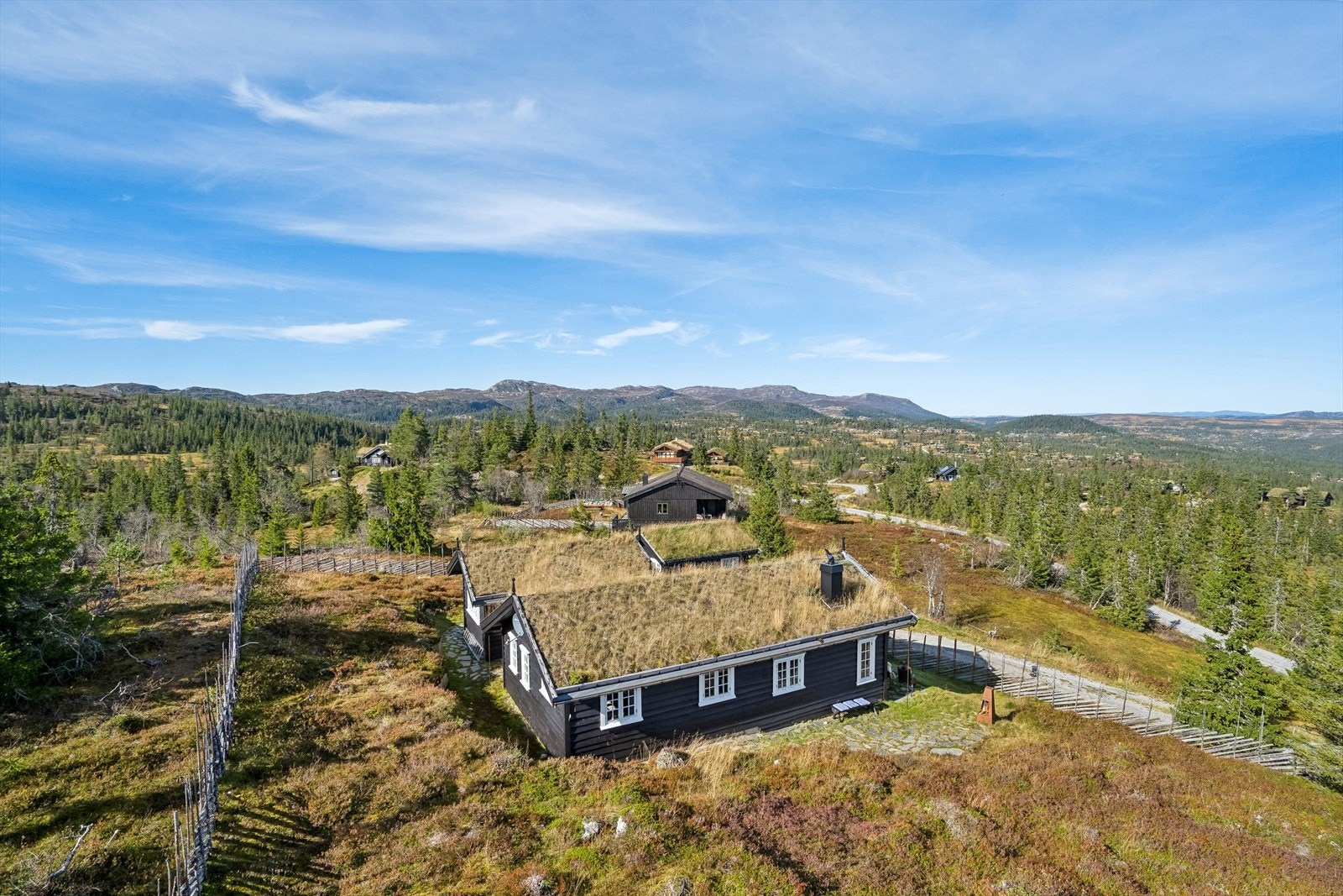 Denne eiendommen har en flott beliggenhet i et skrående terreng med meget fin utsikt og gode solforhold innerst i Svartlivegen. Galleribilde