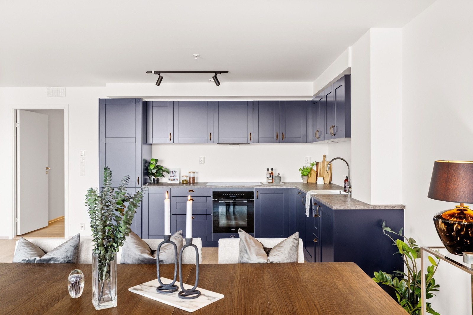 Innbydende, pent kjøkken fra drømmekjøkkenet med åpen løsning mot stuen. Galleribilde