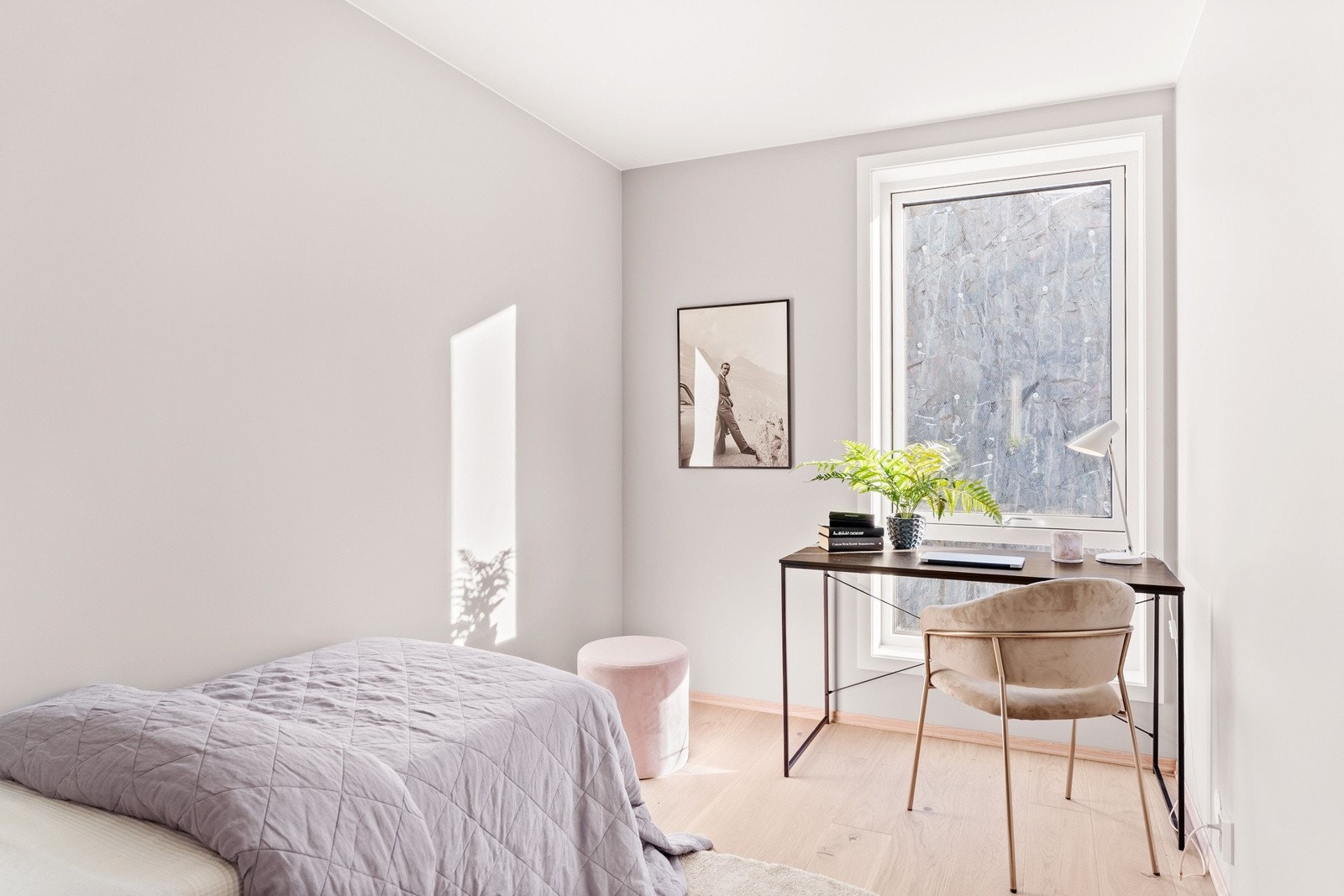 Soverommet kan benyttes som leilighetens kontor, barnerom eller gjesterom etter ønskelig behov. Galleribilde