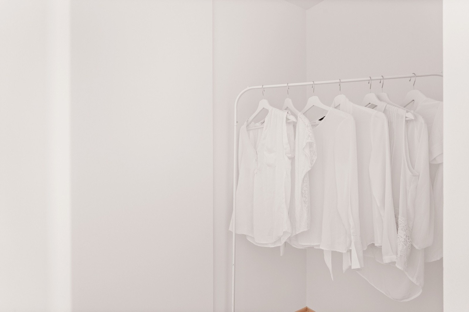 Innvendig bod som gir en praktisk løsning for oppbevaring av yttertøy og sko, og bidrar til et ryddig og funksjonelt inngangsparti. Galleribilde