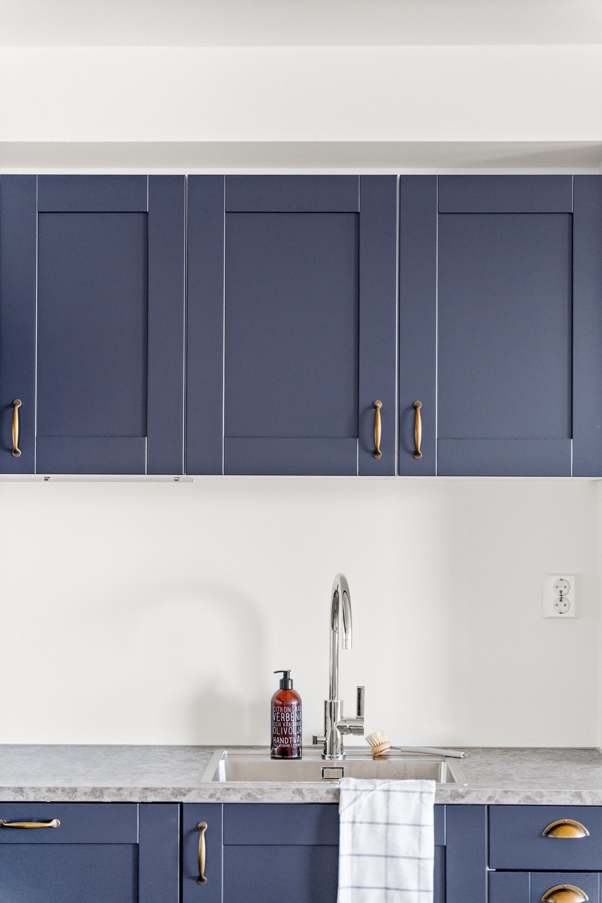 Kjøkkenet har lekre detaljer med profilerte fronter og integrerte hvitevarer fra Miele. Galleribilde