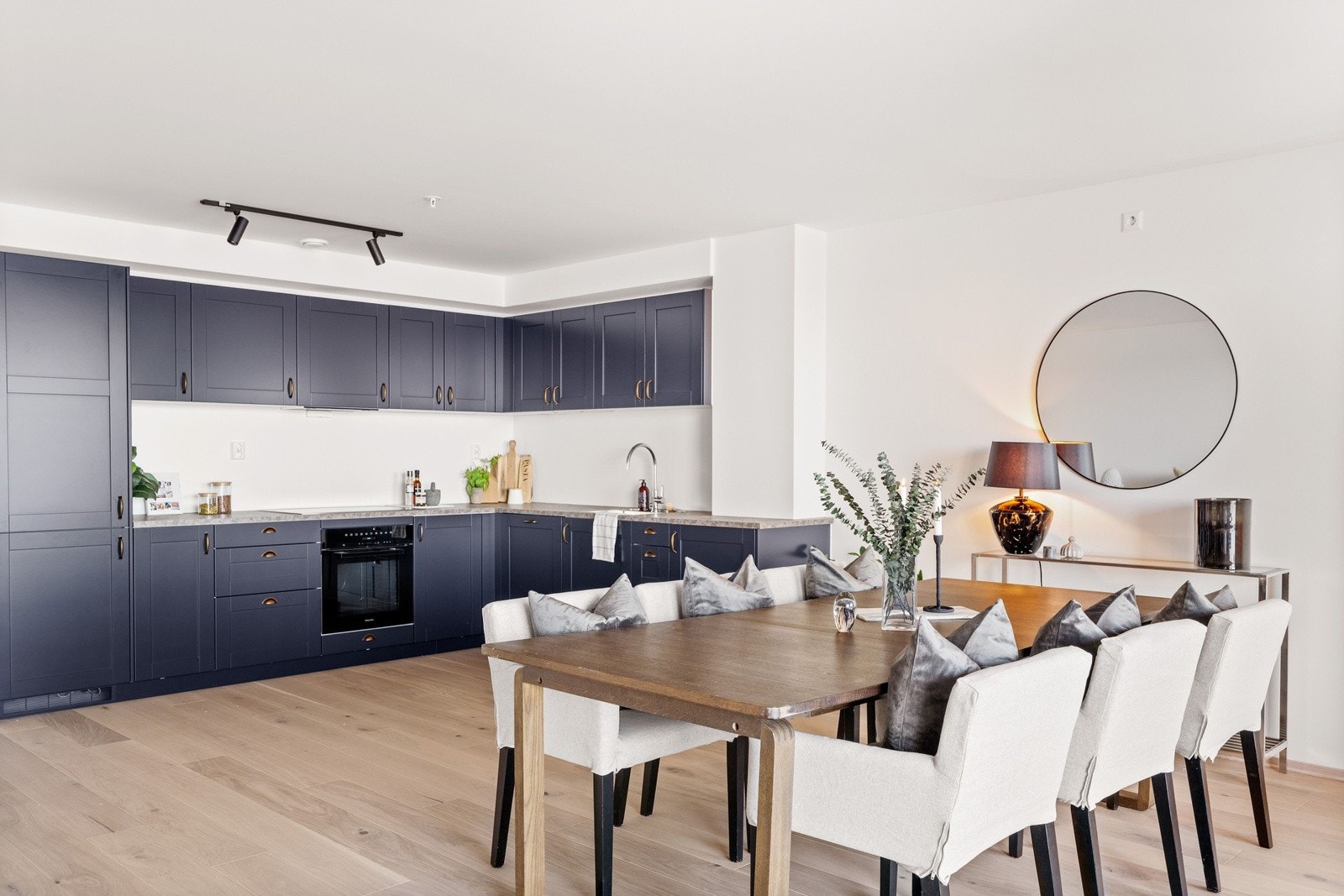 Leiligheten har god arealutnyttelse med kjøkken og stue i ett og samme rom. Galleribilde