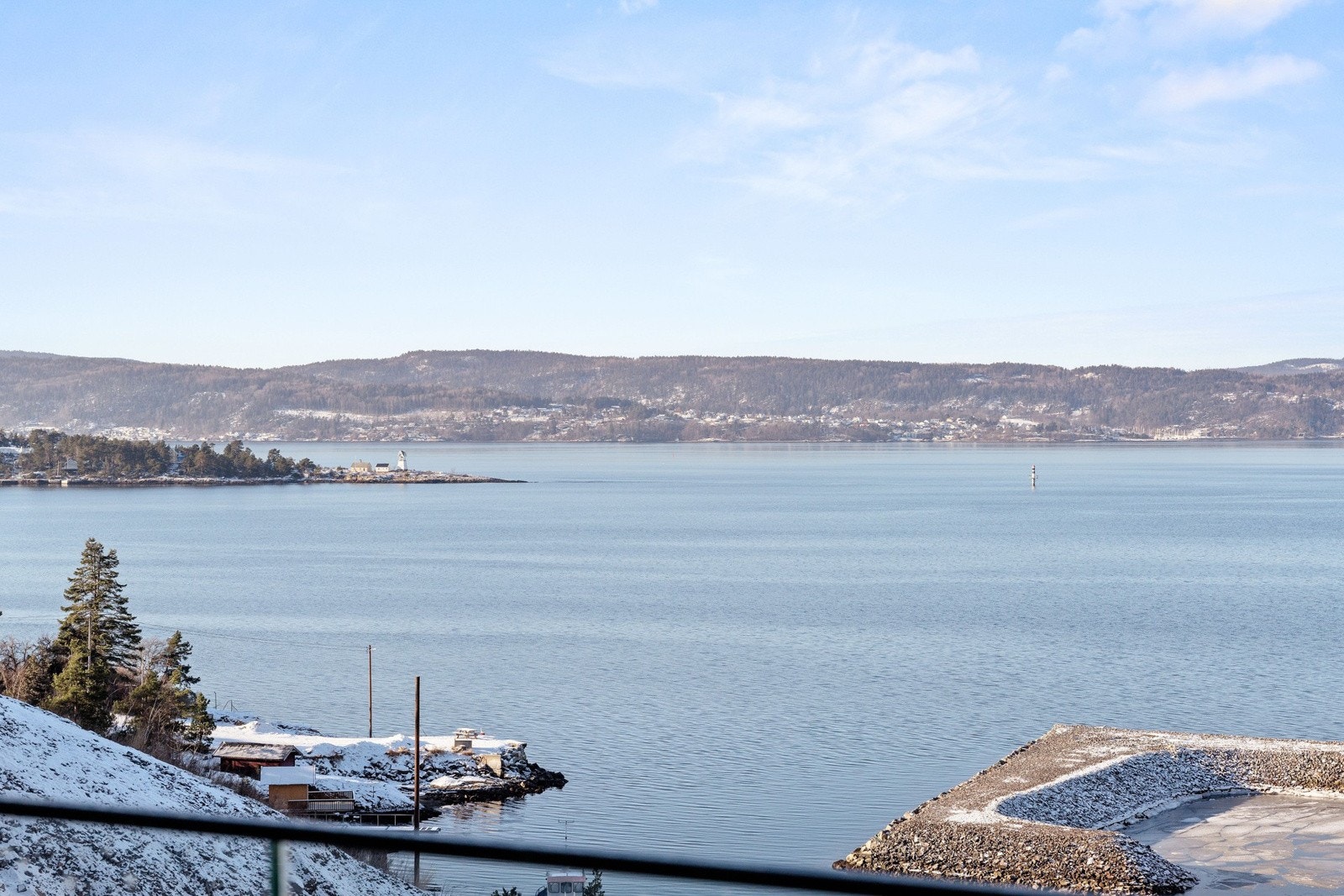 Balkongen er overbygd og har en nydelig utsikt over fjorden. Galleribilde