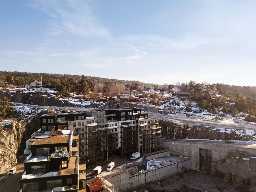 Tangen Senter, som ligger ca. 20 minutter unna med bil, tilbyr et variert utvalg av butikker og servicetilbud, inkludert caféer, sportsbutikk, apotek og vinmonopol. Galleribilde