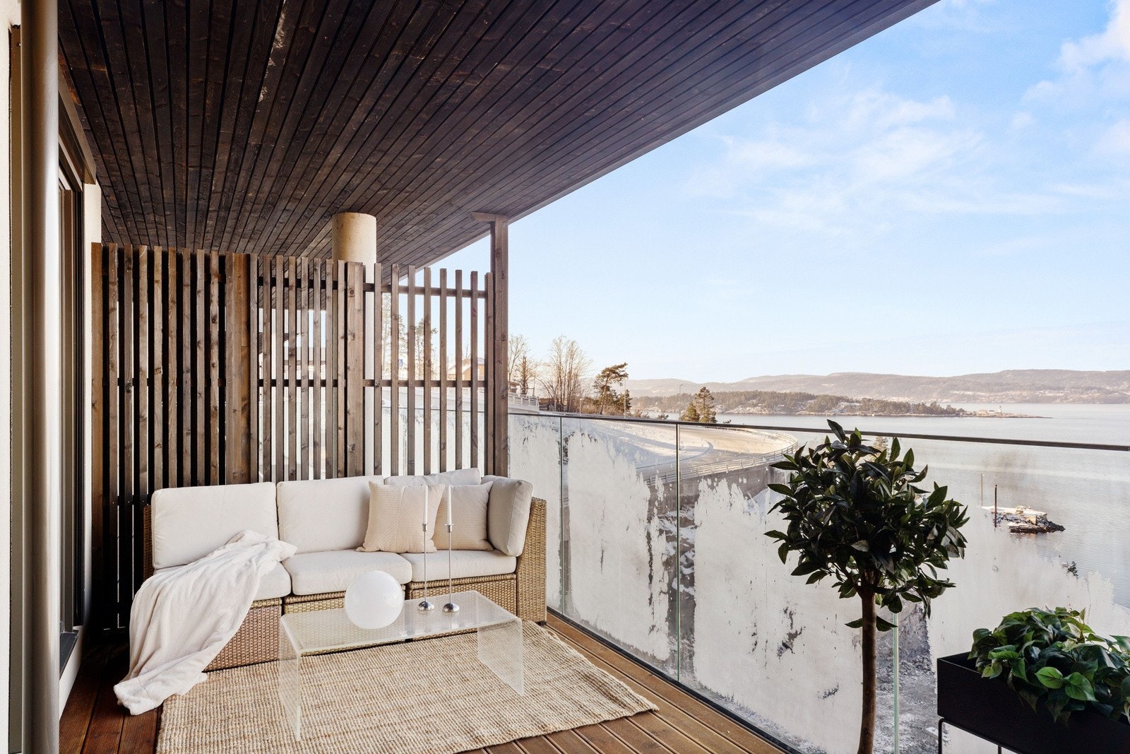 Fra stuen er det utgang til en koselig balkong på ca 17m², som på sommerstid fungerer som en forlengelse av stuen. Galleribilde