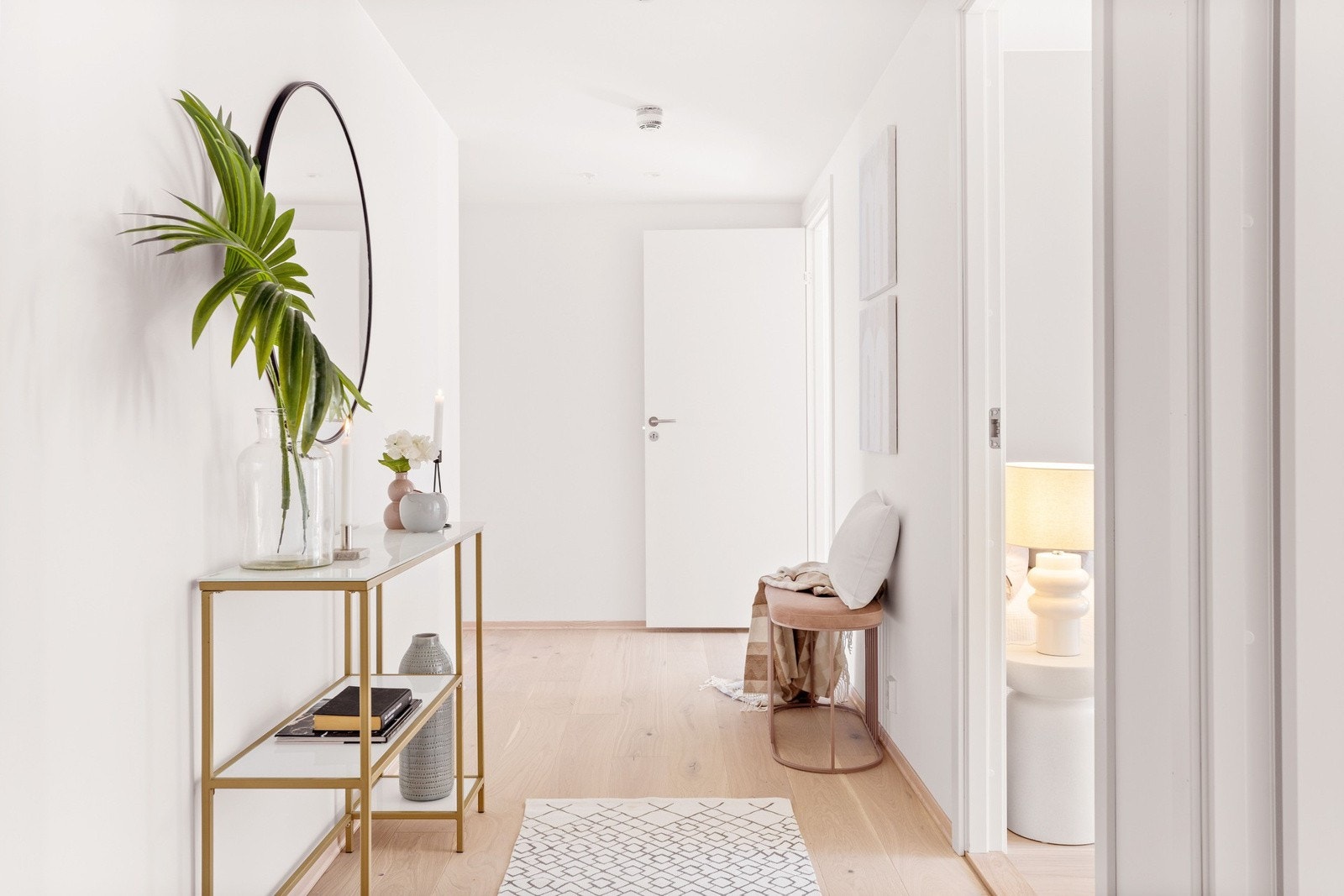 Velkommen inn! Hyggelig entré som gir et godt førsteinntrykk og fungerer som det naturlige knutepunktet i leiligheten. Galleribilde