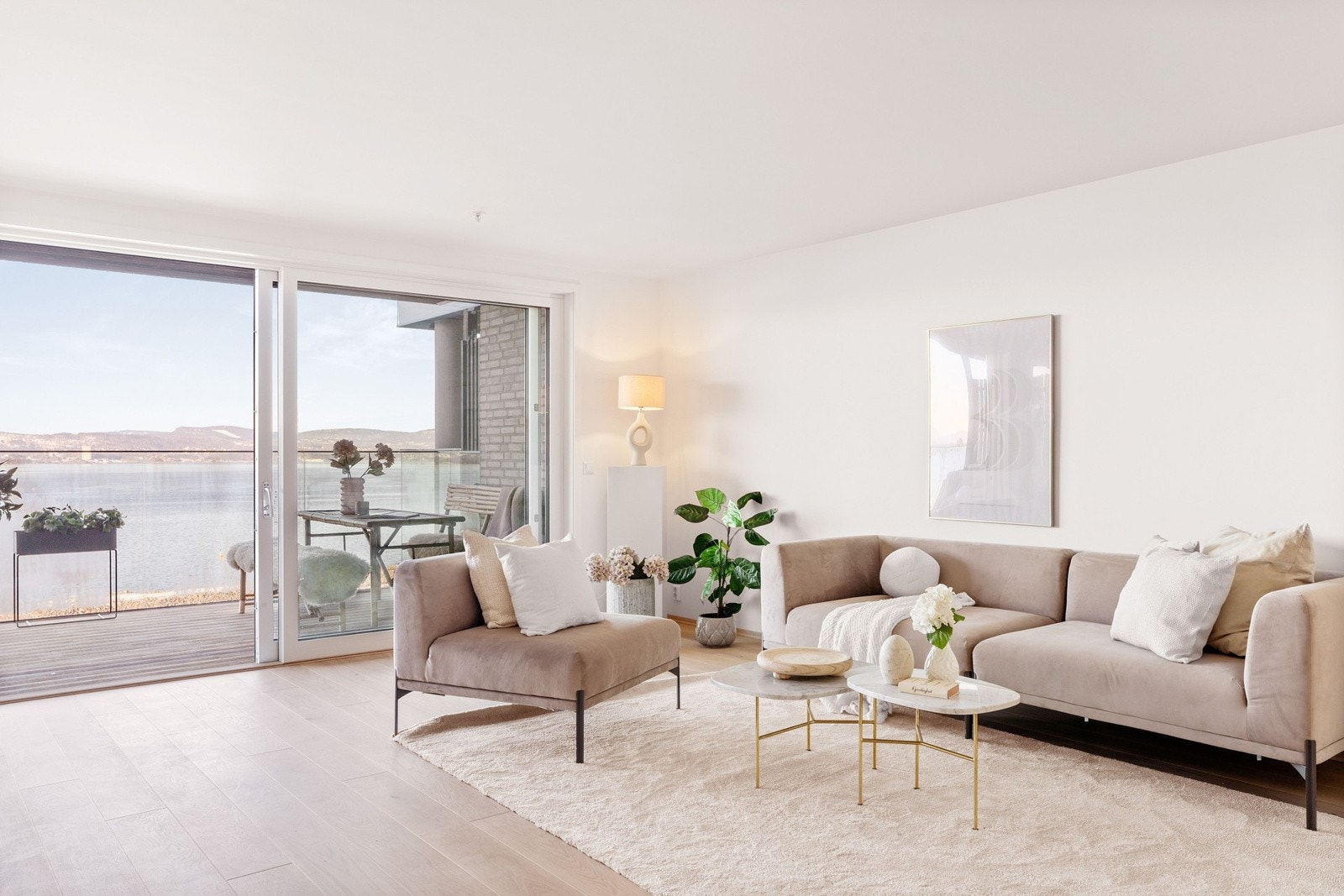 Stuen er romslig og flott opplyst med store vindusflater som gir rikelig med naturlig lys og skaper en god atmosfære. Galleribilde